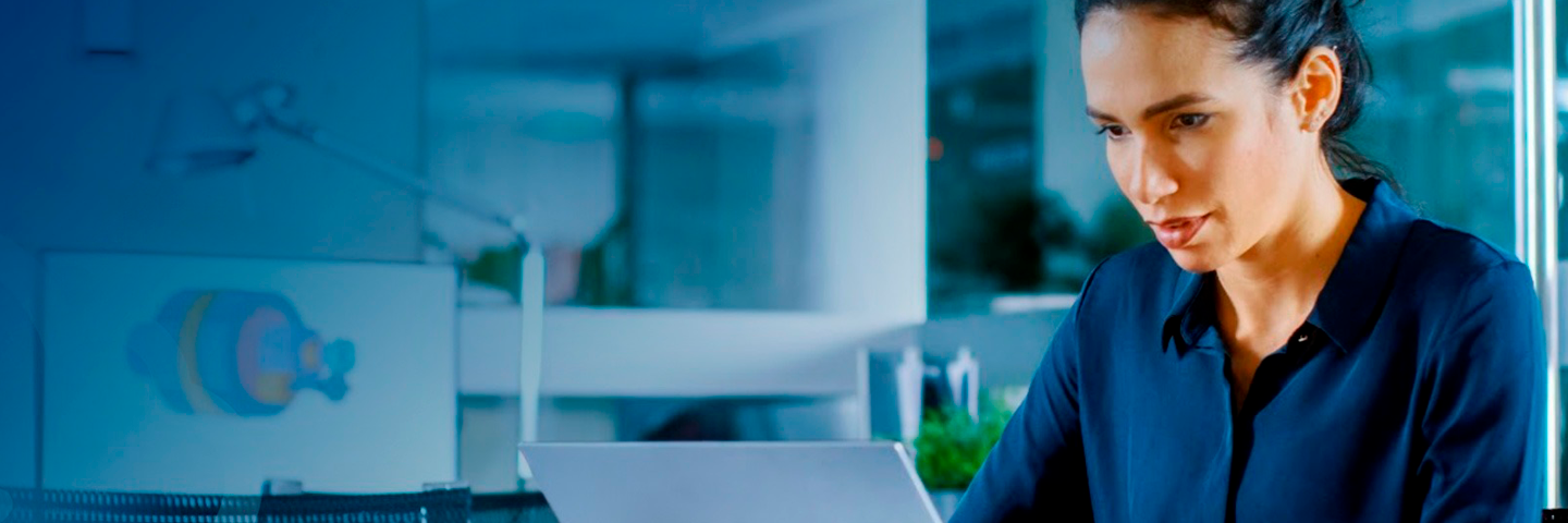 mujer utilizando su computador con Claro Cloud Empresarial mujer utilizando su computador con Claro Cloud Empresarial