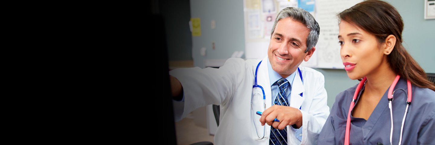 doctor y enfermera disfrutando de un hospital con mejor gestion con Claro Cloud doctor y enfermera disfrutando de un hospital con mejor gestion con Claro Cloud